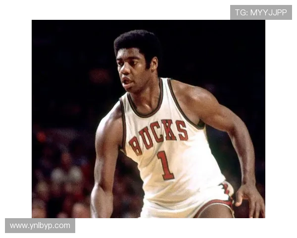 奥斯卡·罗伯特森无球跑动改变防守布局，主导球队进攻节奏