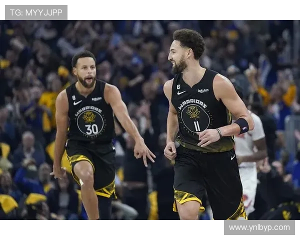 汤普森与库里无球跑动拉开空间，恢复高效三分